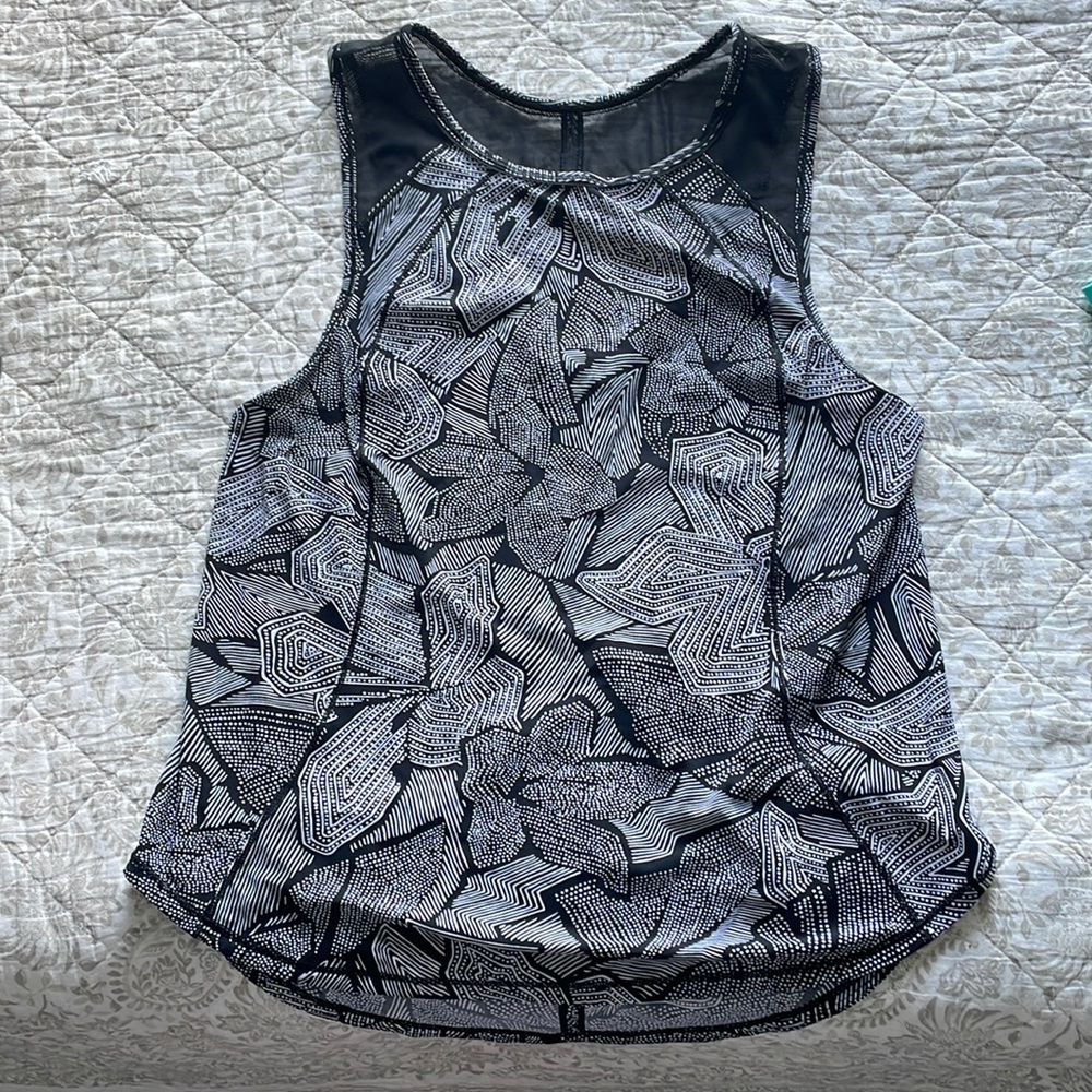 Like new Lululemon Tank Black/White Key Hole Back Nylon Spandex p2p 16.5” 6/8